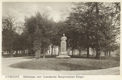 843 Afbeelding van het standbeeld Burgemeester Dr. B. Reiger (Maliebaan) te Utrecht.